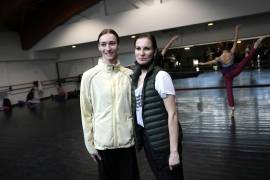 La bailarina rusa Olga Smirnova, a la izquierda, y la bailarina ucraniana Anastasia Gurskaya posan en Nápoles, Italia.