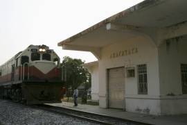 Fotografía de archivo del 3 de marzo de 2007 de un tren llegando a la estación de Aracataca, en el departamento colombiano de Magdalena, lugar imaginario donde Gabriel García Márquez sitúa Macondo.