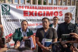 El contingente, se apostó a las afueras del Hospital General portando pancartas e impidiendo el paso a vehículos.