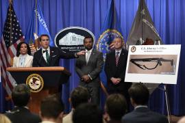Fiscales federales y funcionarios de la ley anuncian cargos contra un hombre de California por el intento de asesinato del presidente Donald Trump en una conferencia de prensa en Washington, D.C., mostrando la escopeta utilizada.