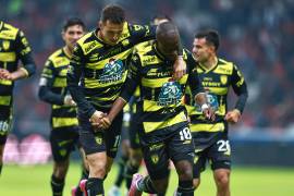 Toluca y Pachuca disputan un balón en medio campo durante el duelo de ida en el Estadio Nemesio Diez.