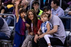 Shakira y Gerard Piqué con sus hijos, Sasha y Milán, en 2019.