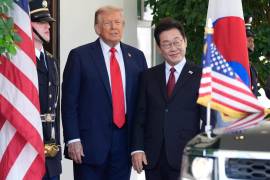 El presidente Donald Trump (izquierda) saluda al presidente surcoreano Lee Jae-myung a su llegada a la Casa Blanca, el 25 de agosto de 2025, en Washington.