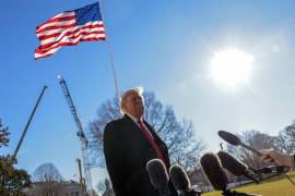 El presidente Donald Trump, previo a las negociaciones del Tratado México-Estados Unidos-Canadá (T-MEC), afirmó que EU no necesita de dicho acuerdo comercial, ya que “es irrelevante”.