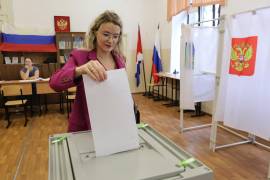 Una mujer deposita su boleta para las elecciones parlamentarias, en Vladivostok, Rusia, el 18 de septiembre de 2026.