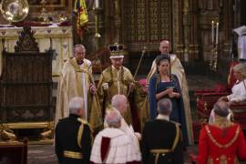 El rey Carlos III de Gran Bretaña camina durante su coronación en la Abadía de Westminster, en Londres.
