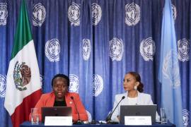 La presidenta y relatora del Grupo de Trabajo de Expertas de la ONU sobre personas afrodescendientes, Isabelle Mamadou (d), acompañada de la integrante del grupo Catherine Namakula (i) en Ciudad de México.
