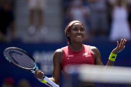 Coco Gauff reacciona tras derrotar a Jelena Ostapenko en los cuartos de final del US Open, el martes 5 de septiembre de 2023, en Nueva York. (AP Foto/Manu Fernández)