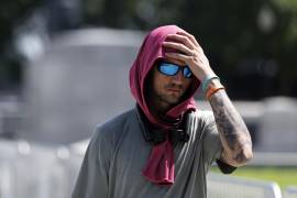 Una persona camina por Washington, D.C.. El Servicio Meteorológico Nacional estadounidense pronosticó temperaturas de hasta 39 grados Celsius en la capital estadounidense el fin de semana pasado.
