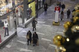 Personas hacen compras durante la temporada navideña en el centro comercial Hudson Yards en Nueva York.