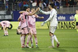 Los jugadores del Oviedo celebran la victoria ante el Eibar, al término del partido de Vuelta de la Semifinal de ascenso a Primera División.