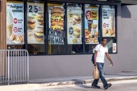 Una persona sale de un restaurante McDonald’s en Miami. Los CDC informaron sobre un brote de E. coli que afectó a casi 50 personas en 10 estados después del consumo de alimentos de los restaurantes McDonald’s.