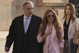 Enfundada en un traje sastre rosa y sonriente, Shakira enfrentó las acusaciones que pesan sobre ella desde 2012 y 2014.
