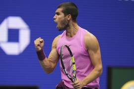 Carlos Alcaraz celebra con el trofeo del US Open 2025 tras vencer en la final a Jannik Sinner en Nueva York.