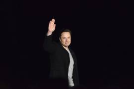 Elon Musk saluda mientras da una actualización de la nave espacial de SpaceX, el jueves 10 de febrero de 2022, cerca de Brownsville, Texas.