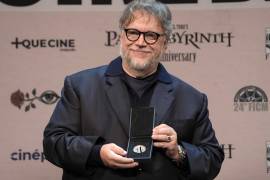 El director mexicano Guillermo del Toro posa con la Medalla Filmoteca UNAM en el marco del Festival Internacional de Cine de Morelia.