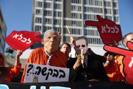 Manifestantes anti-Netanyahu con máscaras del primer ministro israelí, Benjamin Netanyahu, y el presidente Isaac Herzog protestan después de la solicitud de indulto de Netanyahu en Tel Aviv, Israel.