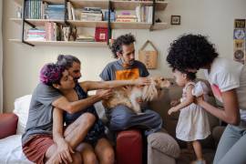 Victor Souza (izquierda), Jessica Couri, Rafael Pissurno e Iuli Duarte, con el perro Govinda y Hari, la hija de Duarte y Pissurno, en Río de Janeiro, Brasil.