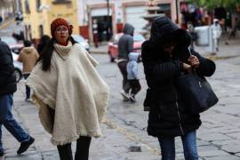 Conagua prevé la caída de aguanieve en Baja California, fuertes vientos en el Golfo de California y tolvaneras en Sonora y Chihuahua. Además, lluvias con descargas eléctricas afectarán a estados como Hidalgo, Veracruz y Chiapas