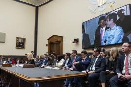 A finales de julio, un agente del FBI solicitó a sus colegas que comenzaran una tarea delicada relacionada con Jeffrey Epstein, enumerando los nombres de 14 hombres prominentes, con el presidente Trump a la cabeza.