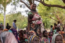 201Una mujer sostiene a su bebé a las afueras del centro de registro para nuevos refugiados en las inmediaciones del campamento de refugiados de Korsi, en Birao, República Centroafricana.