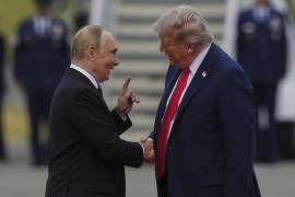 El presidente esstadounidense Donald Trump saluda a su homológo ruso Vladimir Putin el viernes 15 de agosto de 2025 en la Base Conjunta Elmendorf-Richardson, Alaska.