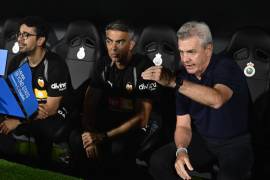 Javier Aguirre consiguió un empate 2-2 ante Racing de Santander en su primer partido como entrenador del Valencia, que permanece en zona de descenso.