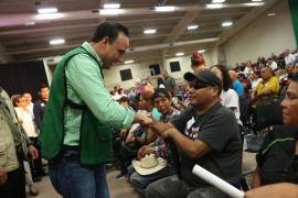 Manolo Jiménez Salinas y Liliana Salinas Valdés encabezaron la entrega de apoyos para personas con discapacidad en la Región Centro-Desierto.