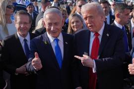 El presidente estadounidense Donald Trump con el primer ministro israelí Benjamin Netanyahu en el Aeropuerto Internacional Ben Gurion cerca de Tel Aviv, Israel, el 13 de octubre del 2025.