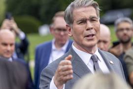 El secretario del Tesoro de Estados Unidos, Scott Bessent, habla con los periodistas mientras se dirige al Ala Oeste tras una entrevista en la Casa Blanca en Washington D. C., el 20 de agosto de 2026.