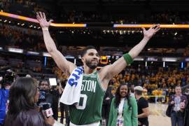 El alero de los Celtics de Boston, Jayson Tatum, celebra después del Juego 3 de las finales de baloncesto de la Conferencia Este de la NBA contra los Pacers de Indiana.