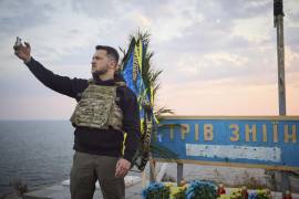 El presidente ucraniano Volodímir Zelenski pronuncia un discurso ante los ucranianos en la isla Zmiinyi (Isla de la Serpiente) en el Mar Negro, no lejos de Odesa, Ucrania.