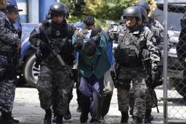 Fotografía de archivo del 03 de octubre de 2022 que muestra a supuestos pandilleros presentados por la Policía luego de un operativo de seguridad, en Comasagua, El Salvador.