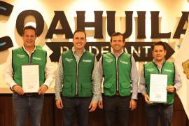 El gobernador Manolo Jiménez Salinas entregó los nombramientos de Hugo Dávila y Jorge Alberto Piñones, quienes asumirán responsabilidades en Desarrollo Regional de La Laguna y Mejora Coahuila, respectivamente.