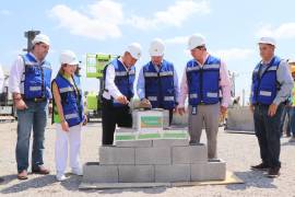 Autoridades y representantes empresariales colocaron la primera piedra de la nueva Bodega Aurrerá en Nueva Rosita.