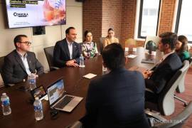 El gobernador Manolo Jiménez firmó un acuerdo con Arizona State University para impulsar la formación de talento en la industria de semiconductores, tras una reunión realizada en días pasados en Washington D.C.