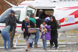 La gente llega a Bella Vista, estado de Hidalgo, México, después de evacuar Chapula, debido a las lluvias torrenciales.