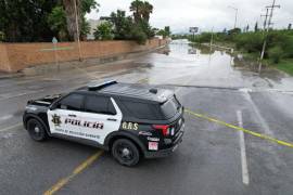 Protección Civil de Saltillo exhortó a la población a no cruzar vialidades con corrientes de agua para evitar accidentes durante la temporada de lluvias.