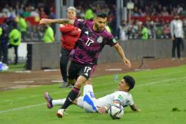 Jesús Corona de la Selección Nacional elude la barrida de Kevin Reyes de El Salvador, en partido correspondiente a las eliminatorias rumbo a la Copa del Mundo Qatar 2022.