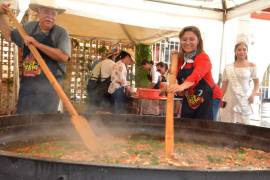 La iniciativa de la alcaldesa Diana Haro Martínez fue todo un éxito con la asistencia de miles de sabinenses a la plaza principal desde las 12 del mediodía, al cocinarse 350 kilos de carne