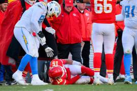 Patrick Mahomes sale del campo tras lesionarse la rodilla izquierda en la derrota de los Chiefs de Kansas City ante los Chargers de Los Ángeles.