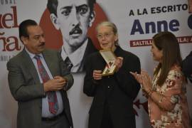 Anne Carson recibió una medalla, así como un sarape artesanal, en reconocimiento por su trabajo.