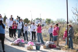 Durante la visita a la comunidad se repartieron despensas y se llevaron servicios médicos a la población.