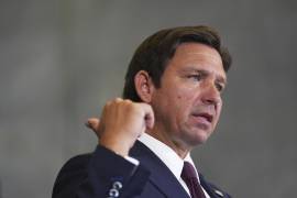 El gobernador de Florida, Ron DeSantis, anunció que una prisión estatal abandonada en el norte del estado servirá como un nuevo centro de detención para migrantes, al que denominó como “Depósito de deportación”.