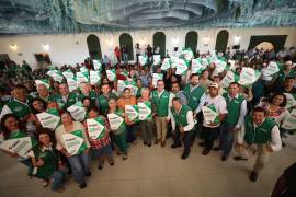 El gobernador Manolo Jiménez Salinas encabezó en San Juan de Sabinas la entrega de escrituras a familias de la Región Carbonífera.