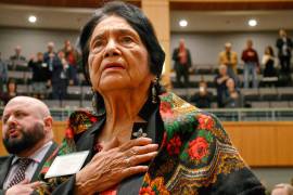 Dolores Huerta, activista social mexicoamericana que formó un sindicato de trabajadores agrícolas junto a César Chávez, se levanta por el Juramento a la Bandera en español en el Capitolio de Nuevo México.
