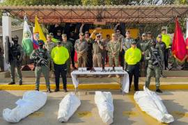 El mandatario colombiano, Abelardo de la Espriella (c), quien presentó ante la prensa cuatro cuerpos cubiertos con lonas blancas, resultado de un operativo policial en Riohacha, Colombia.