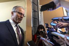 El líder de la mayoría del Senado de EU, John Thune, habla con los periodistas en el Capitolio sobre la financiación del Departamento de Seguridad Nacional (DHS).