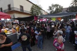 La celebración del Santo Cristo reunió a miles de personas y comerciantes en los alrededores de la Catedral de Santiago.