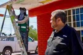 El alcalde supervisa labores para que los estudiantes regresen a escuelas en mejores condiciones.